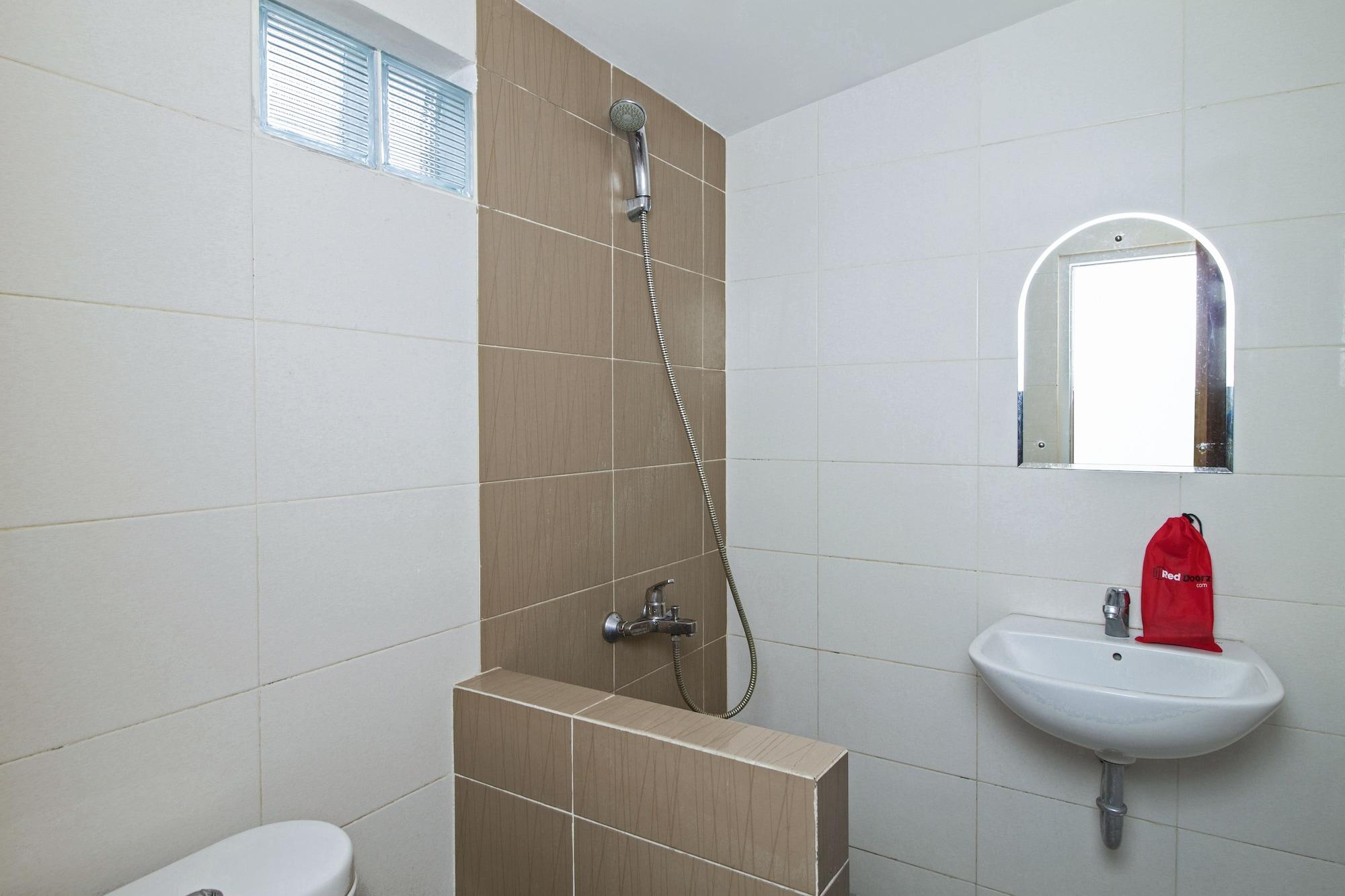 ג'קרטה Reddoorz Plus @ Setiabudi Tengah מראה חיצוני תמונה