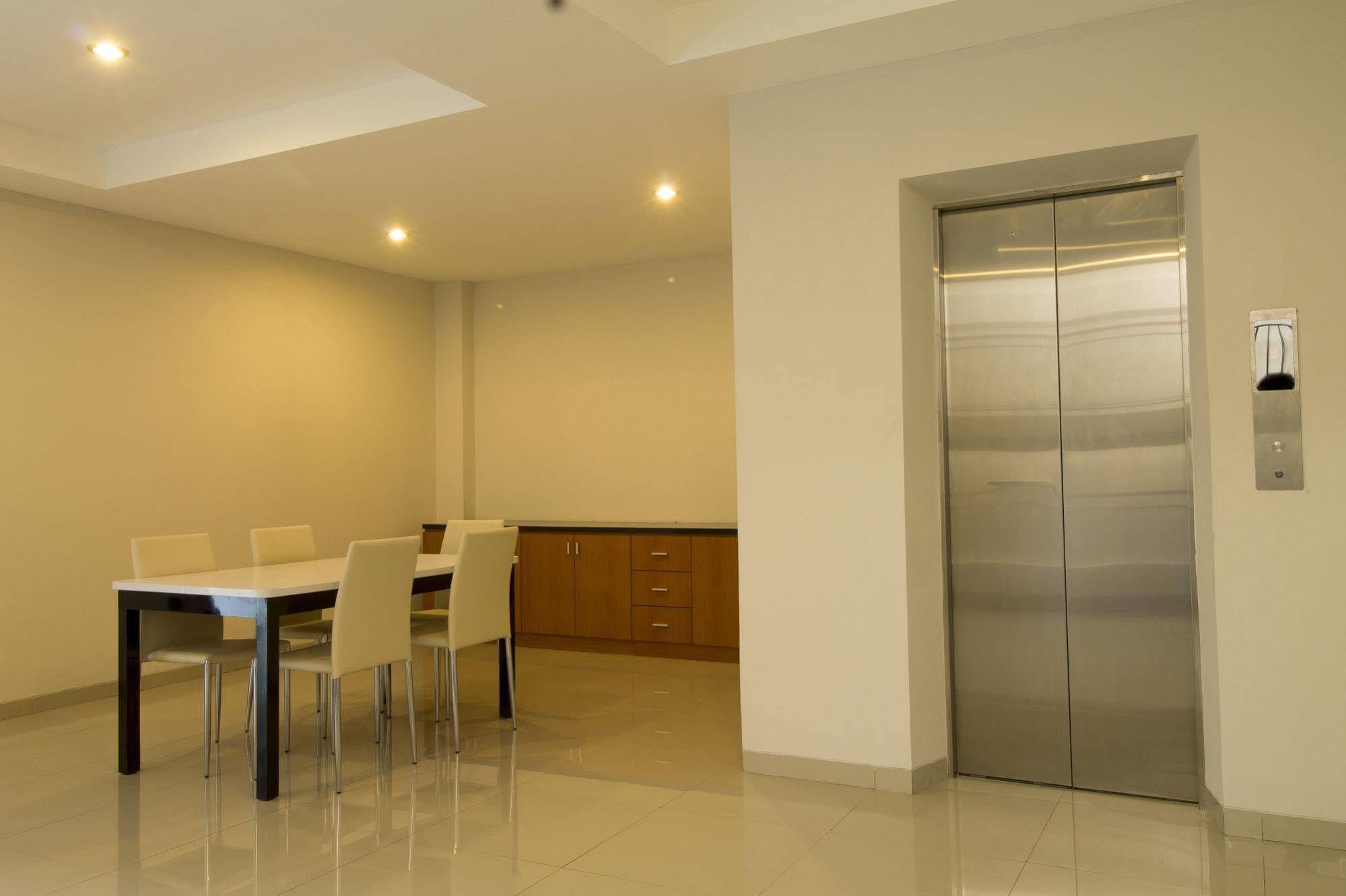 ג'קרטה Reddoorz Plus @ Setiabudi Tengah מראה חיצוני תמונה